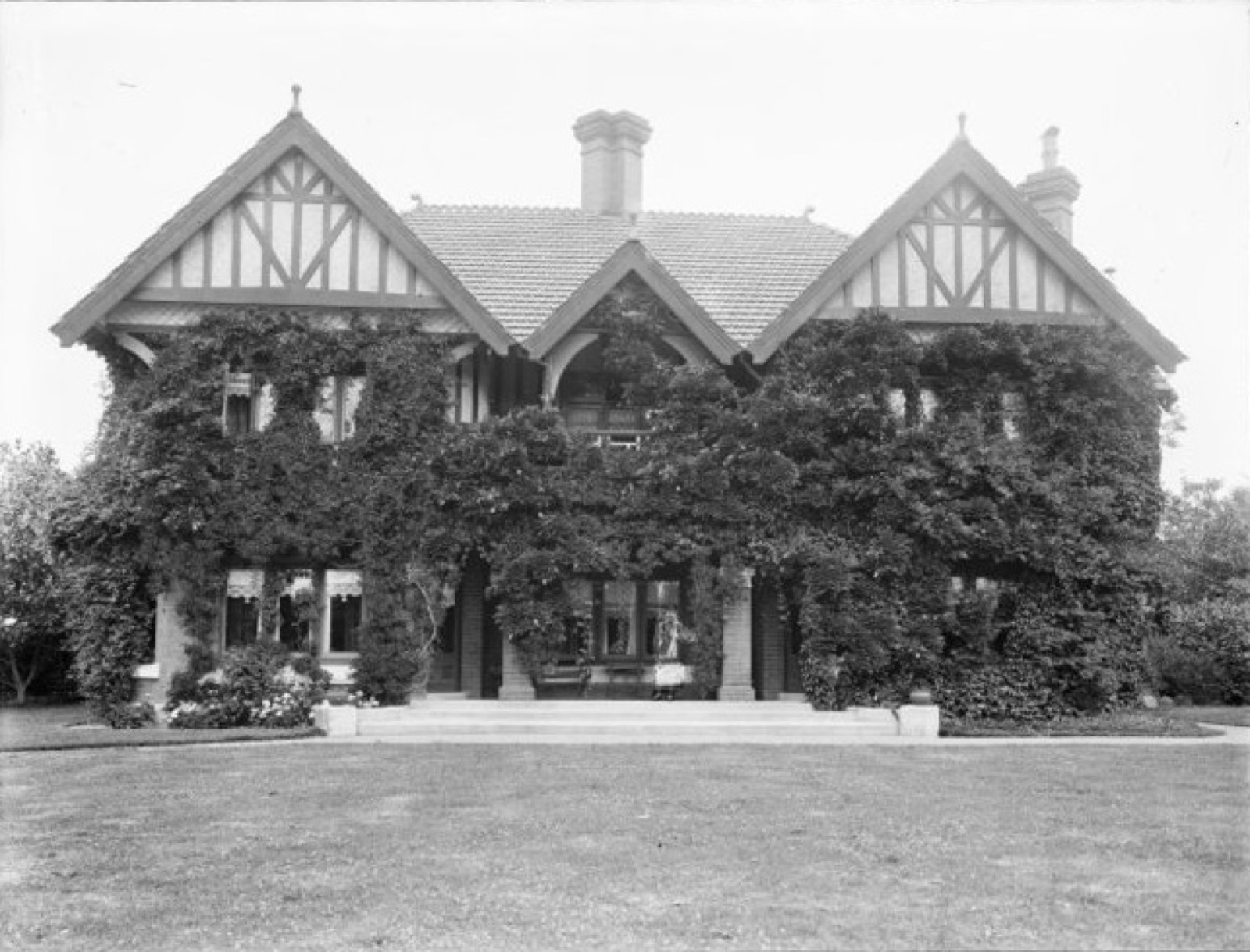 Mona Vale in an early period